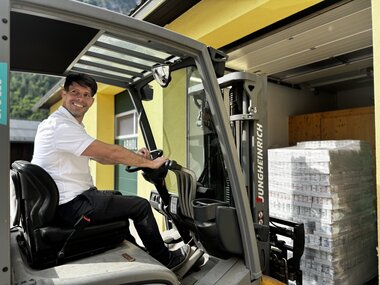 Salzwelten Hallstatt, Lagerlogistik, Stapler fahren mit Ware  | © Salzwelten